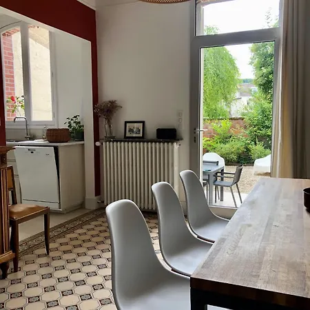 Maison Et Jardin A Centre إيبيرني