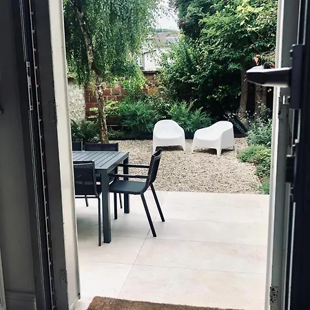 Maison Et Jardin A Centre بيت للعطل